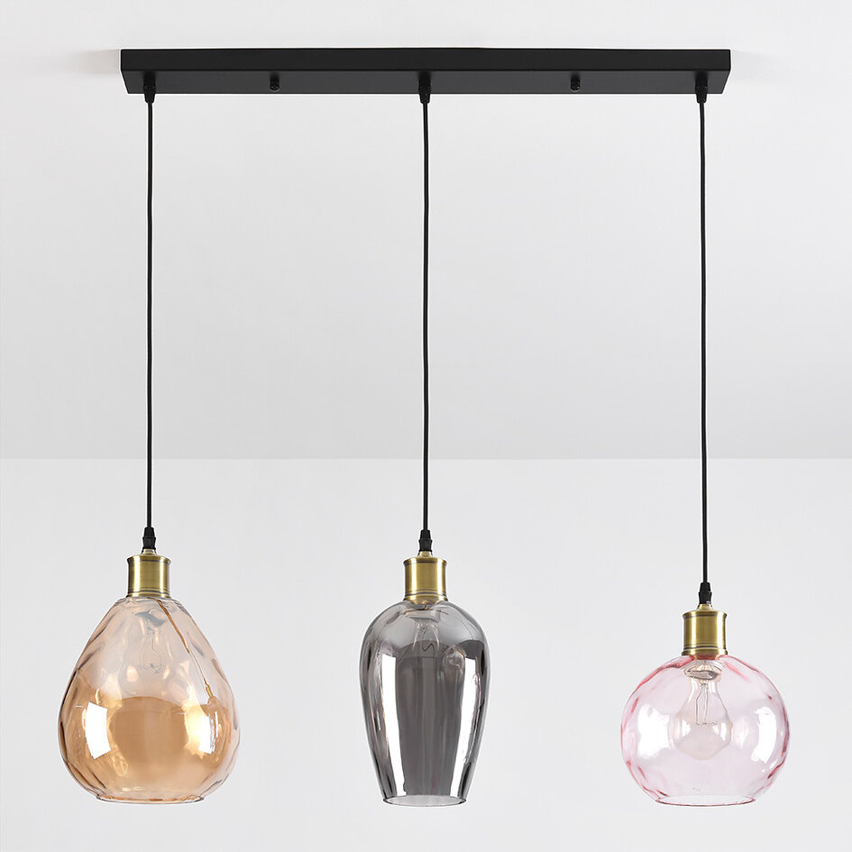 Pendellampa Vanessa med tre lampor, glas med kupad detalj - amber, ljusgrå och ljusrosa