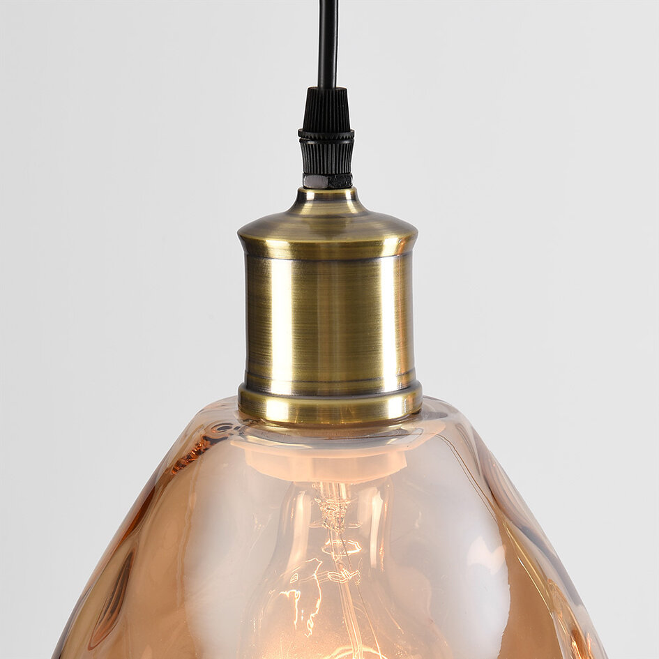 Pendellampa Vanessa med tre lampor, amberfärgat glas med kupad detalj - amber