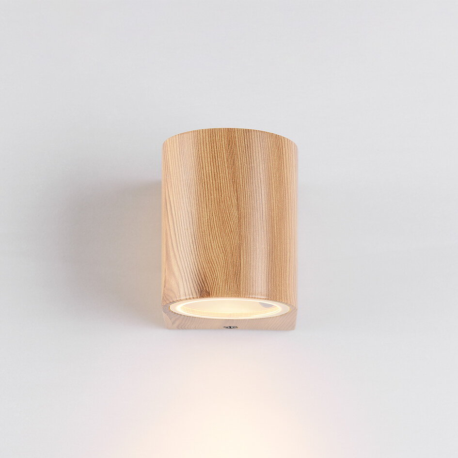 Vägglampa Tommaso i träutseende