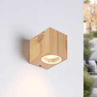 Elegant utomhusvägglampa Giulia i träutseende