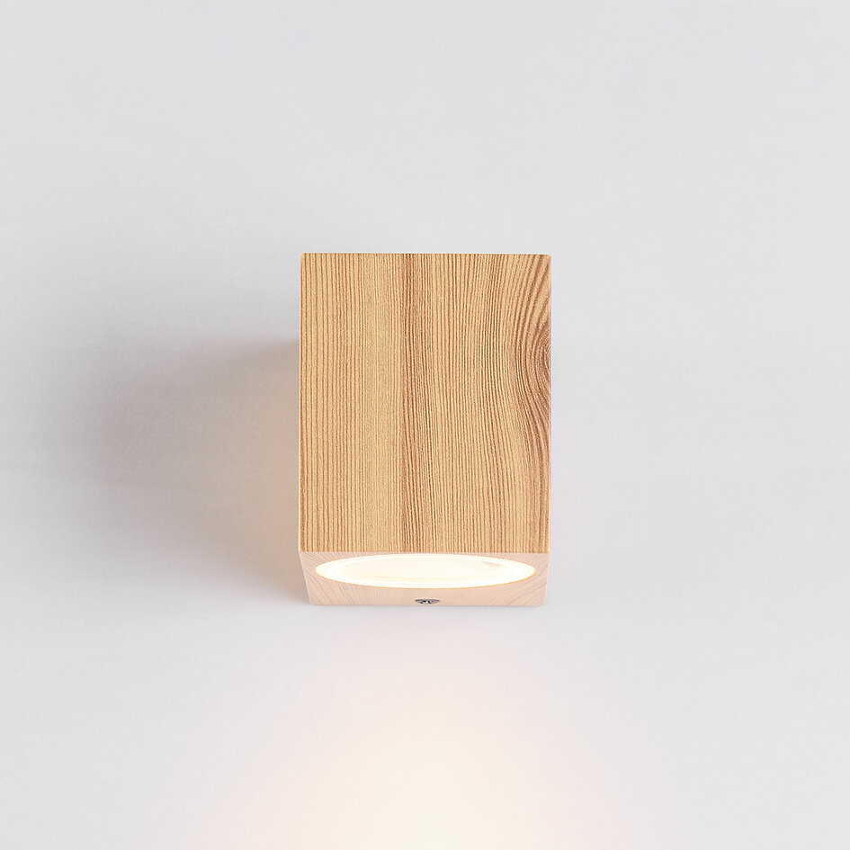 Elegant utomhusvägglampa Giulia i träutseende