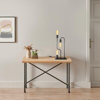 Bordslampa Zus med tre lampor i svart metall och dynamisk design