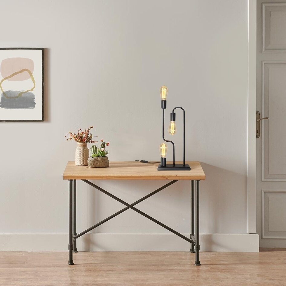 Bordslampa Zus med tre lampor i svart metall och dynamisk design