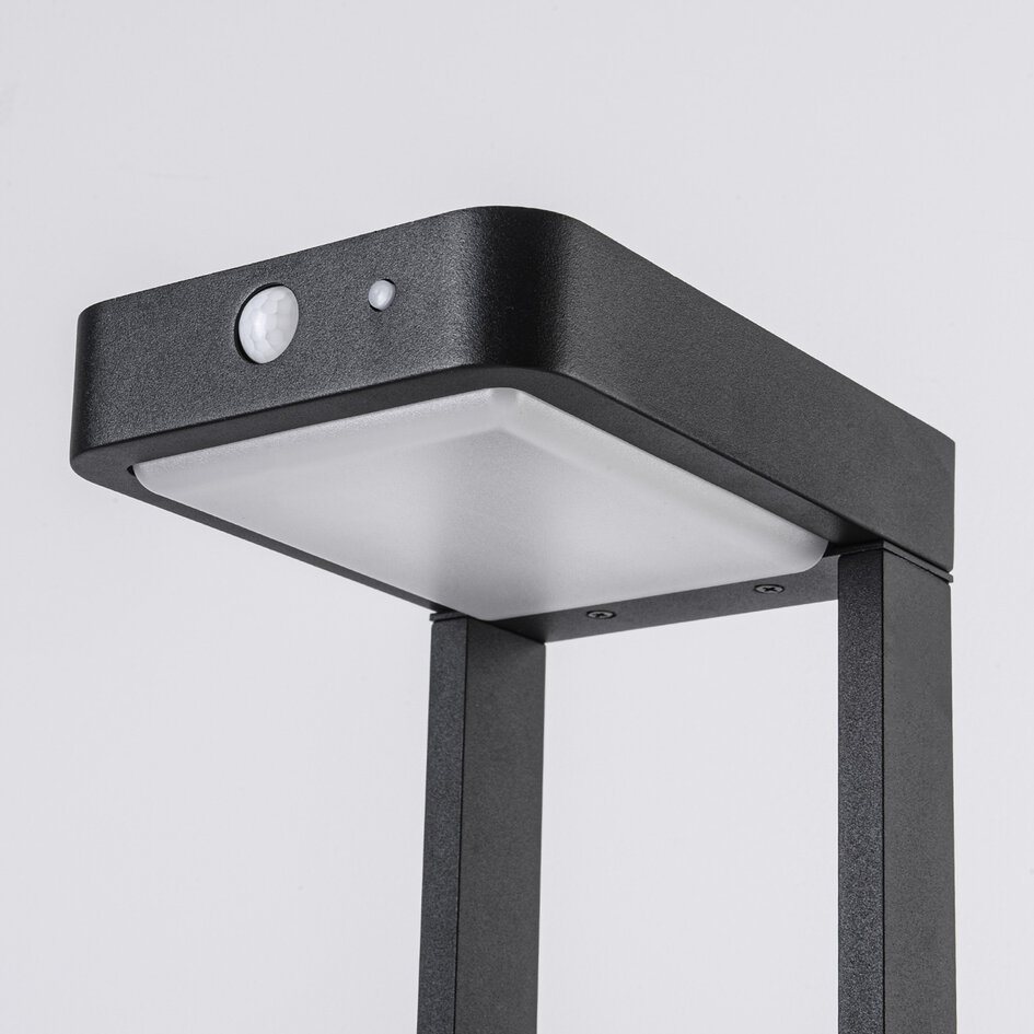 Solcellsdriven stående utomhuslampa Pelle med sensor - svart med integrerad LED