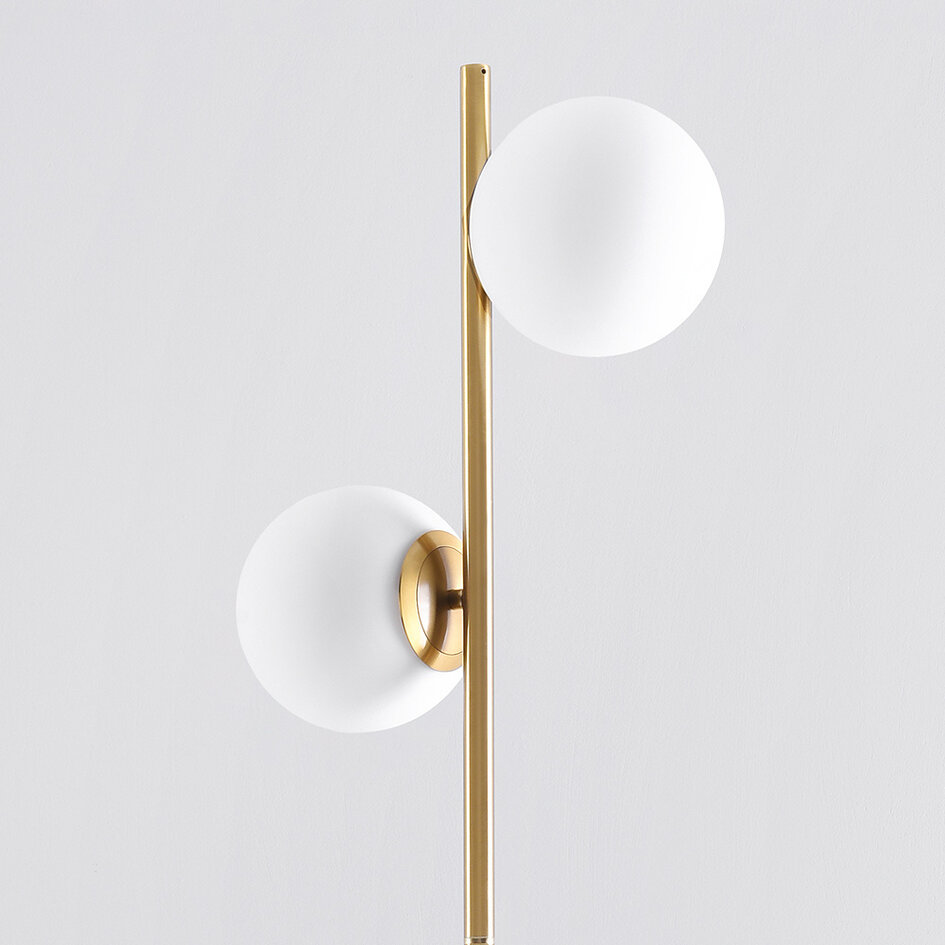 Golvlampa Phae med två lampor i guld