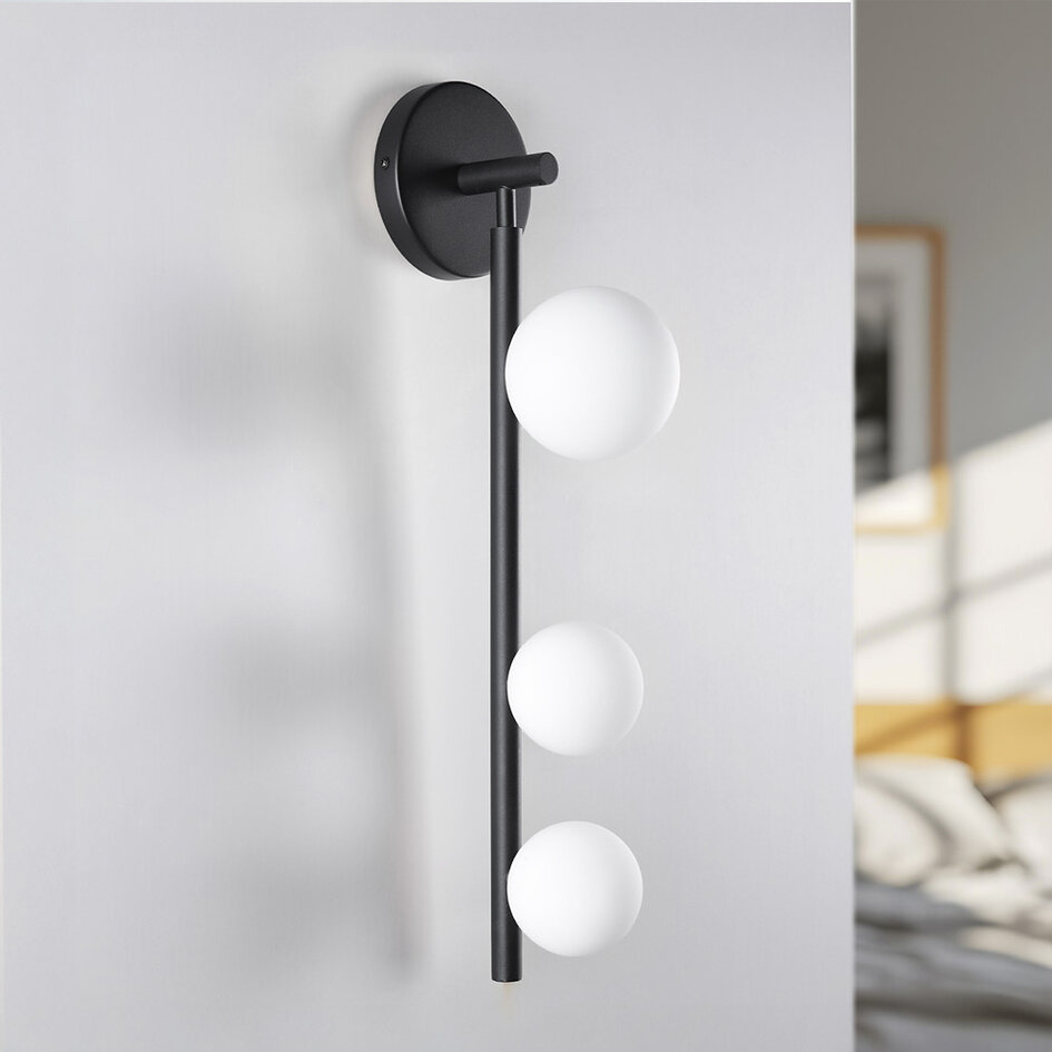 Vägglampa Taj med tre lampor - vita kulor och svart