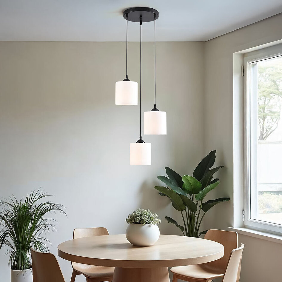 Pendellampa Kezia med tre lampor i mjölkvitt glas