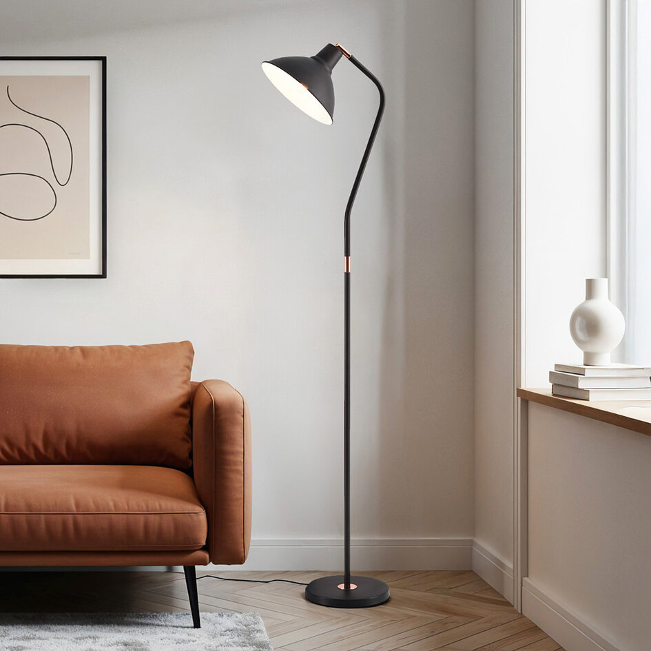 Golvlampa Freddie i svart med vinkelbar skärm