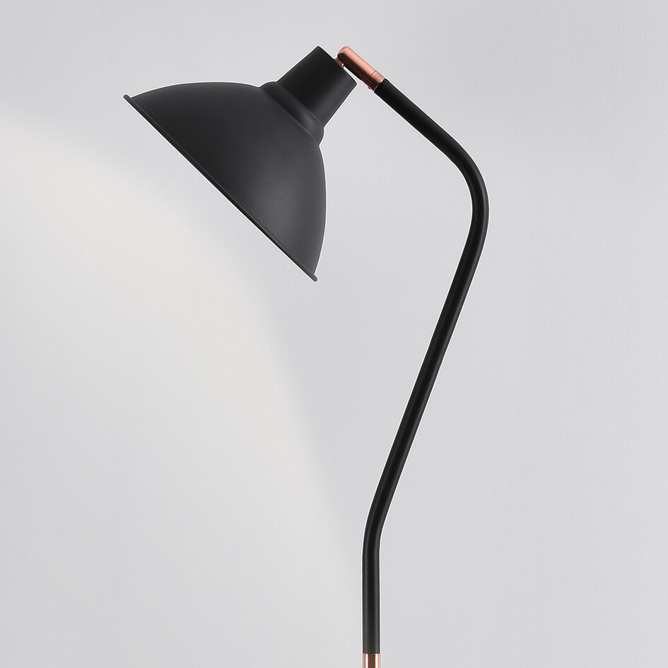 Golvlampa Freddie i svart med vinkelbar skärm