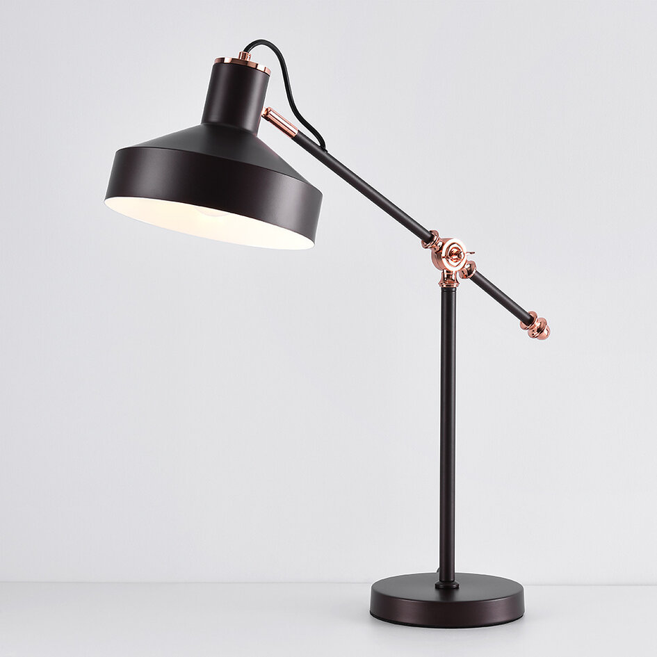 Bordslampa Phoebe - kaffebrun med bronsdetaljer och vinklingsbar arm