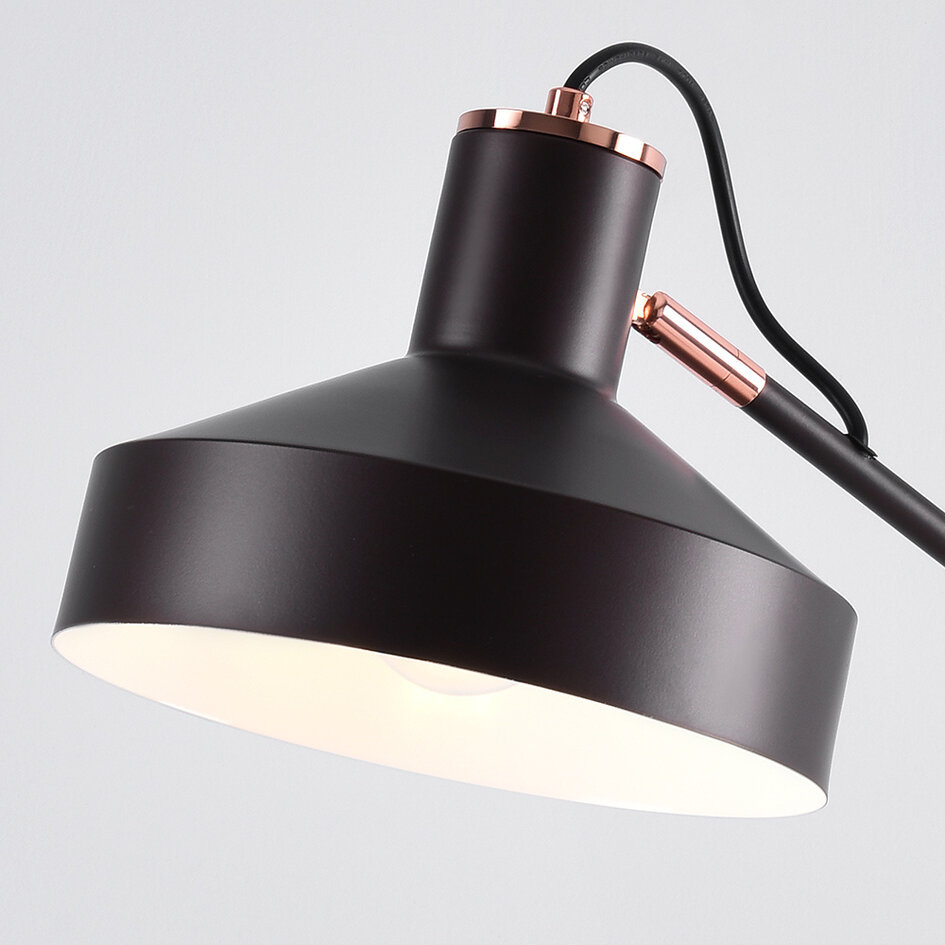 Bordslampa Phoebe - kaffebrun med bronsdetaljer och vinklingsbar arm