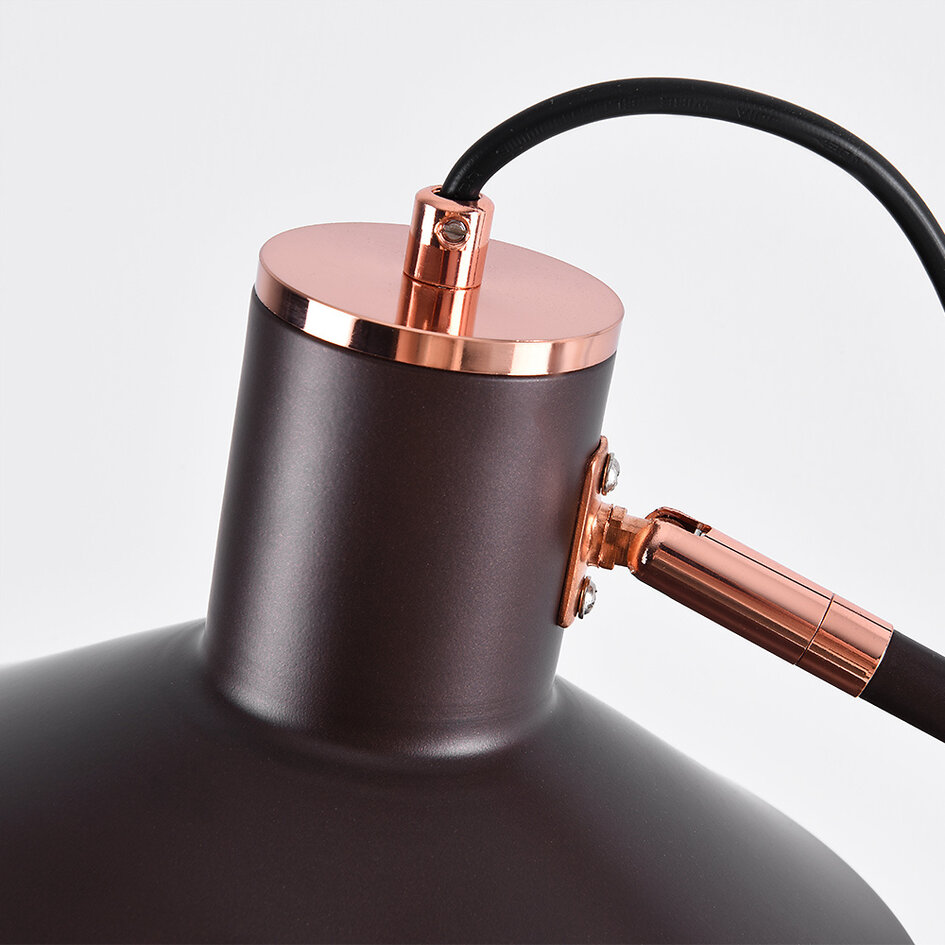 Bordslampa Phoebe - kaffebrun med bronsdetaljer och vinklingsbar arm