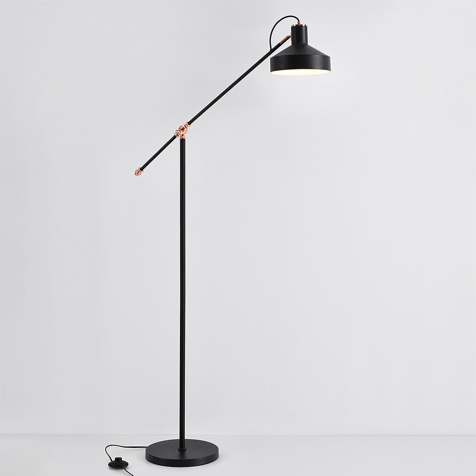 Golvlampa Tom - svart med bronsdetaljer och vinklingsbar arm