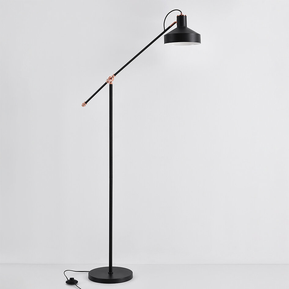 Golvlampa Tom - svart med bronsdetaljer och vinklingsbar arm