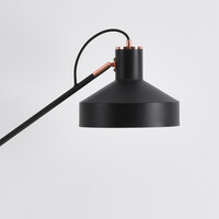 Golvlampa Tom - svart med bronsdetaljer och vinklingsbar arm