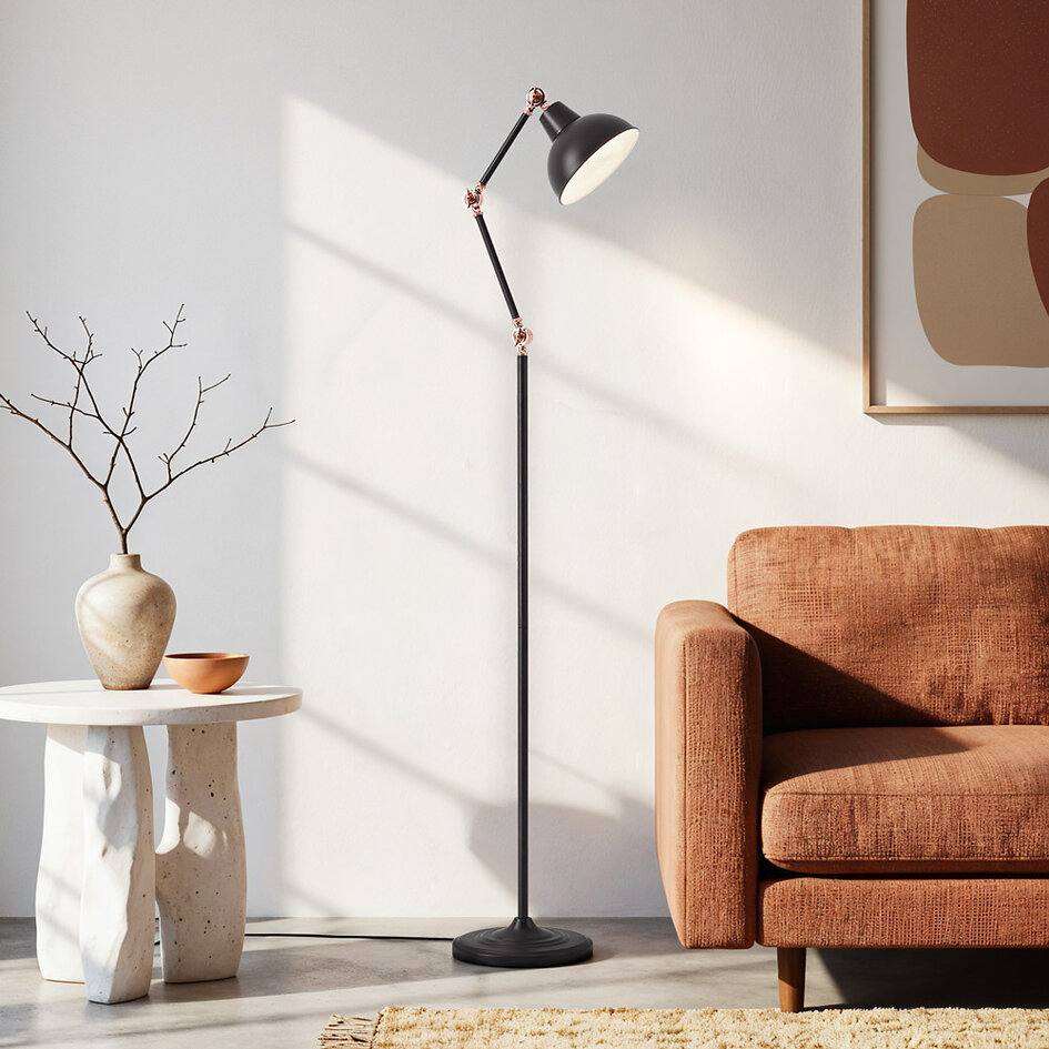 Vinkelbar golvlampa Kyle i svart med brons