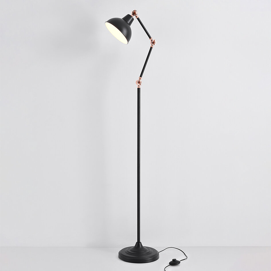 Vinkelbar golvlampa Kyle i svart med brons