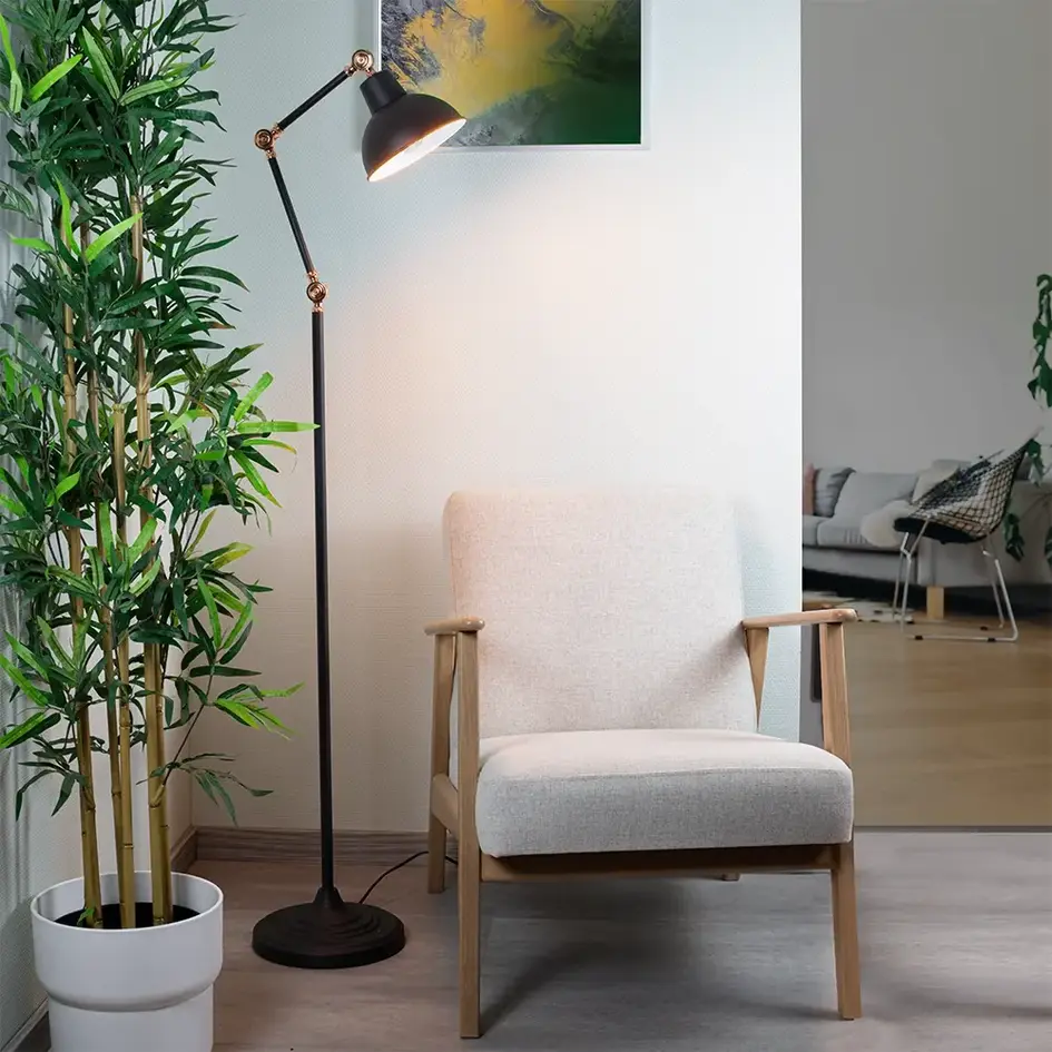 Vinkelbar golvlampa Kyle i svart med brons