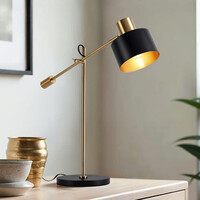 Bordslampa Rhys - svart med gulddetaljer och vinklingsbar arm