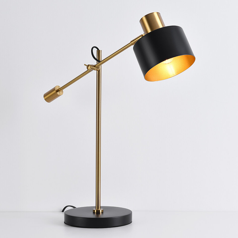 Bordslampa Rhys - svart med gulddetaljer och vinklingsbar arm