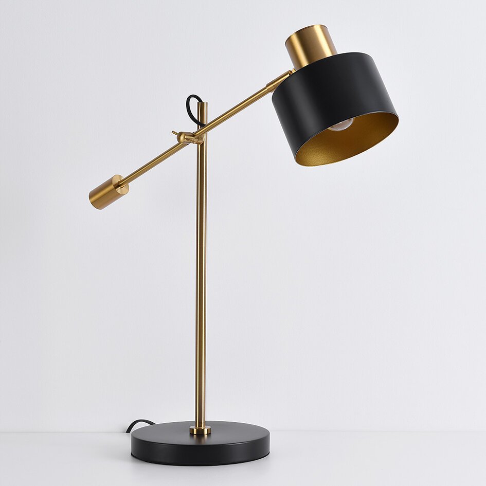 Bordslampa Rhys - svart med gulddetaljer och vinklingsbar arm