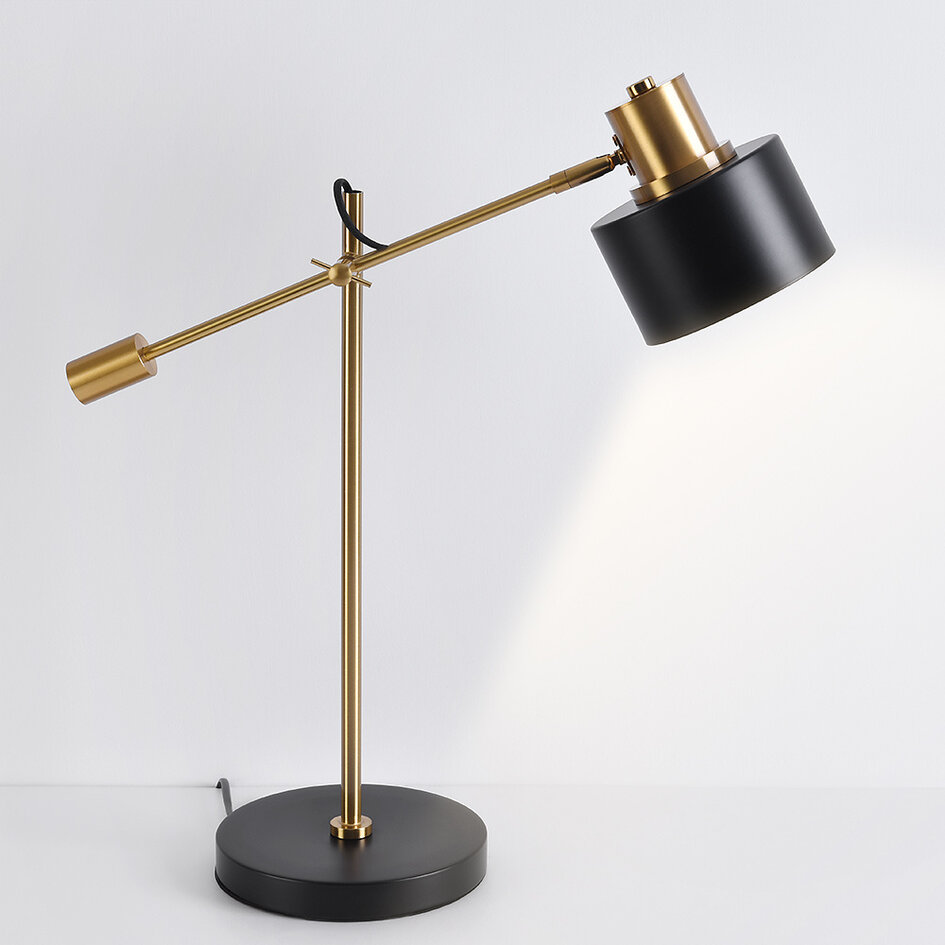 Bordslampa Rhys - svart med gulddetaljer och vinklingsbar arm