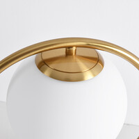 Bordslampa Gene - guld med mjölkvitt glasklot