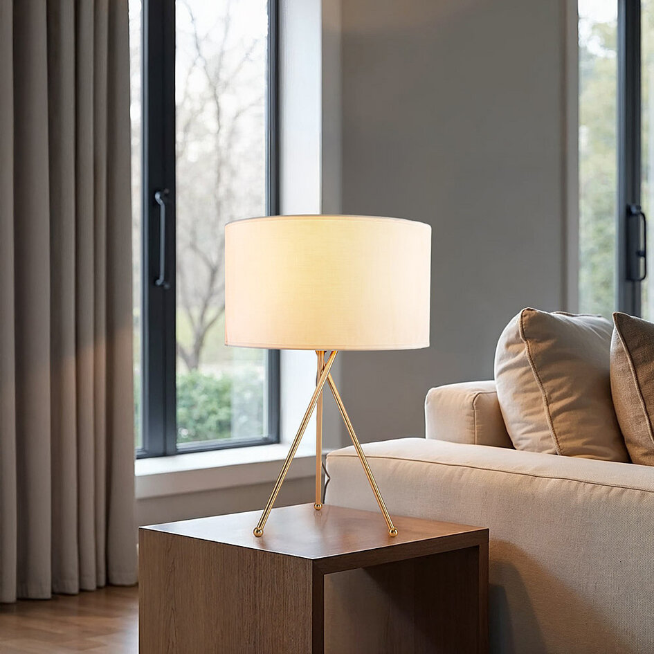 Bordslampa Susan - gyllene trefot med tygskärm