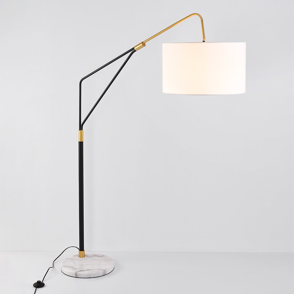 Designad golvlampa Monica i marmor med guldfärgade detaljer