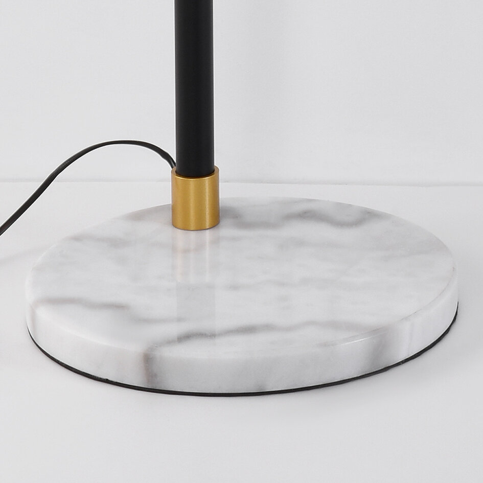 Designad golvlampa Monica i marmor med guldfärgade detaljer
