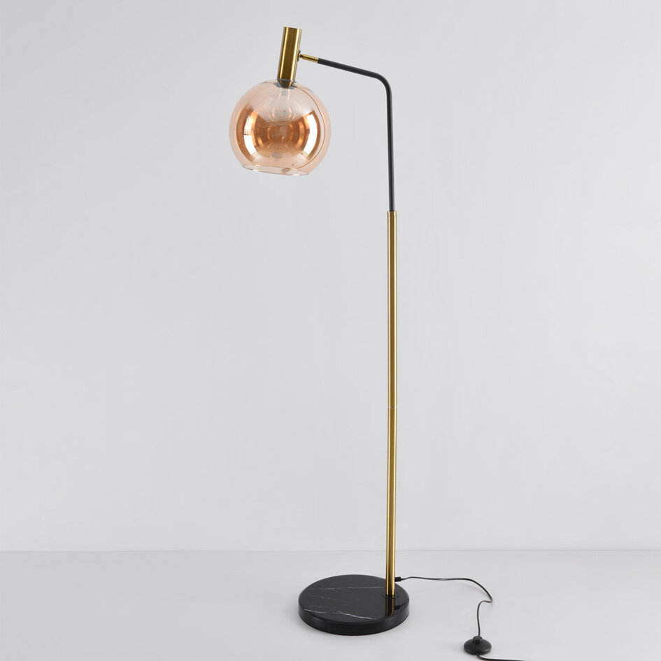 Golvlampa Singh med glaskula i marmor och guld