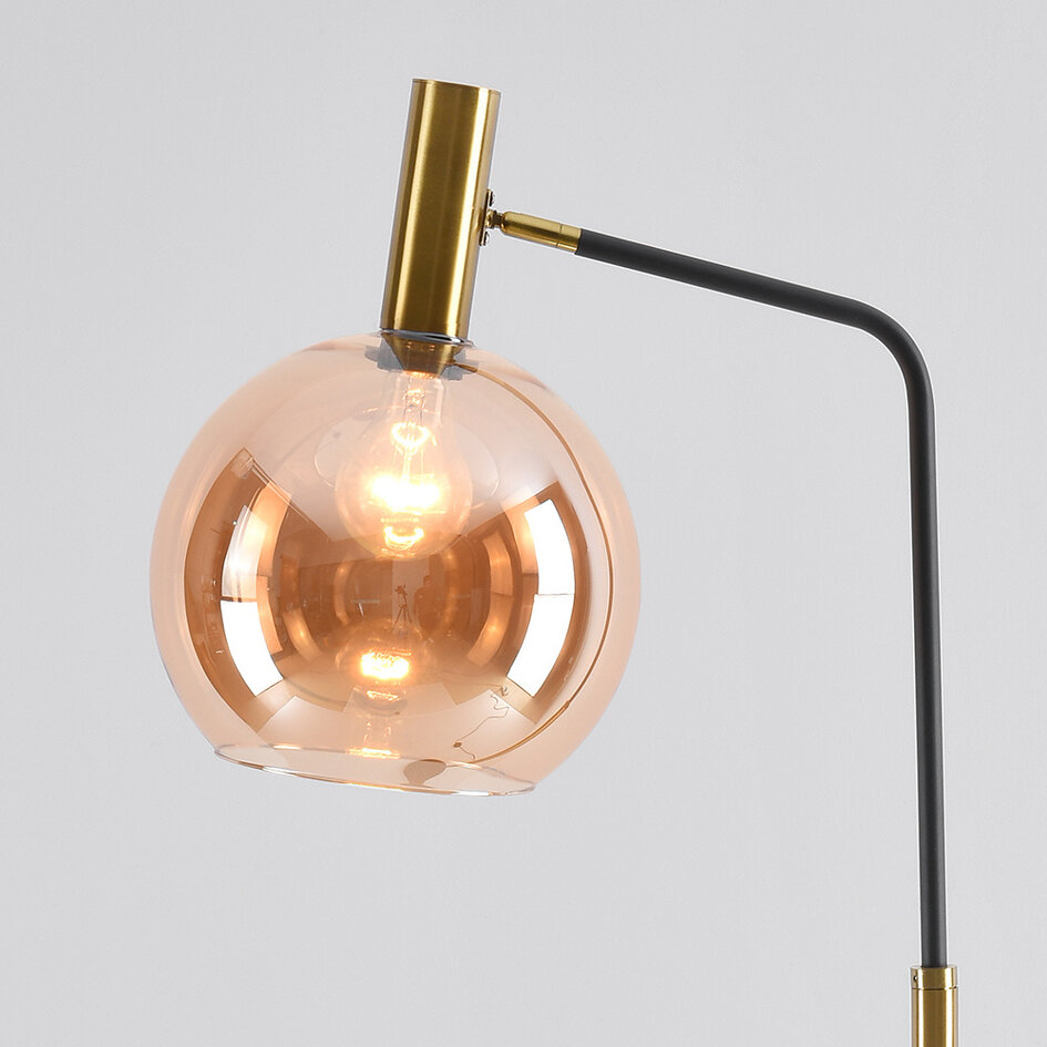 Golvlampa Singh med glaskula i marmor och guld