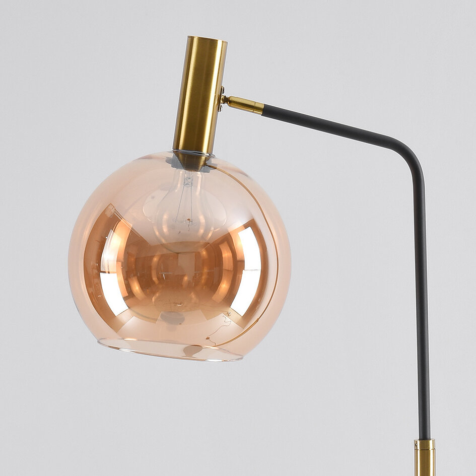 Golvlampa Singh med glaskula i marmor och guld