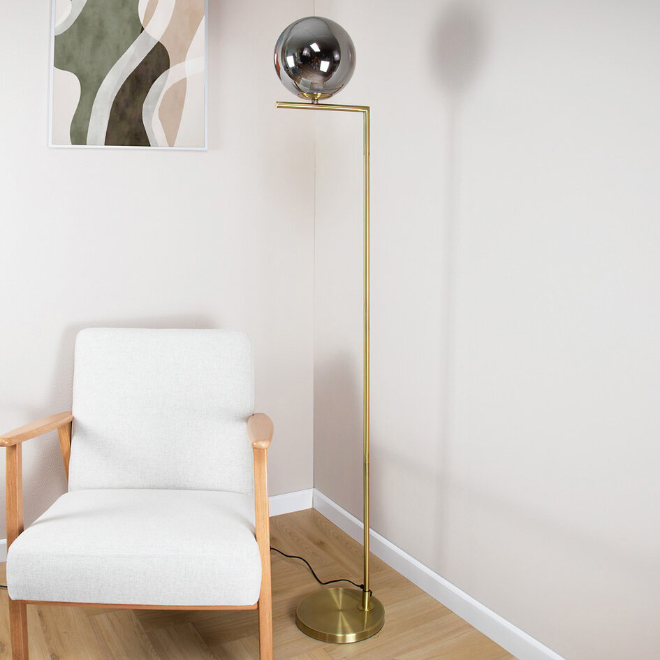 Designad golvlampa Connor i guld med rökgrått glas och spegeleffekt