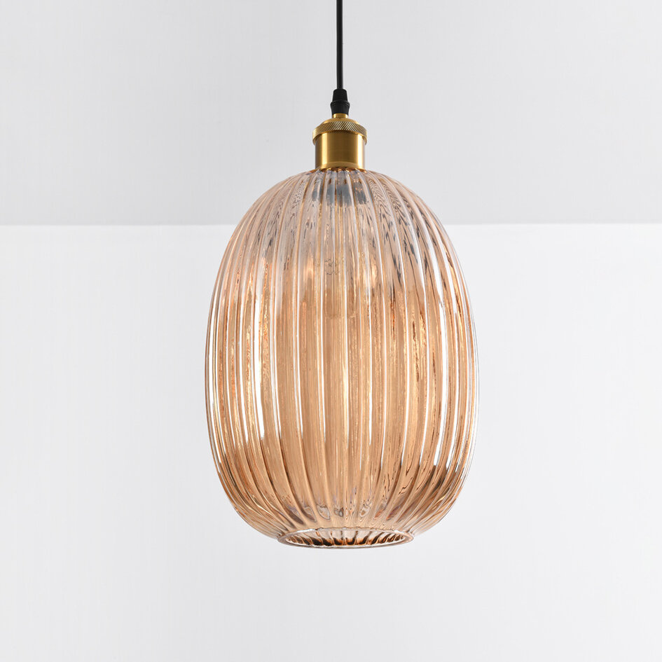 Pendellampa Riley av räfflat amberfärgat glas