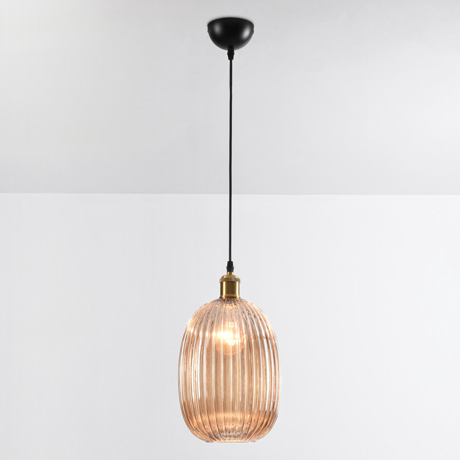 Pendellampa Riley av räfflat amberfärgat glas