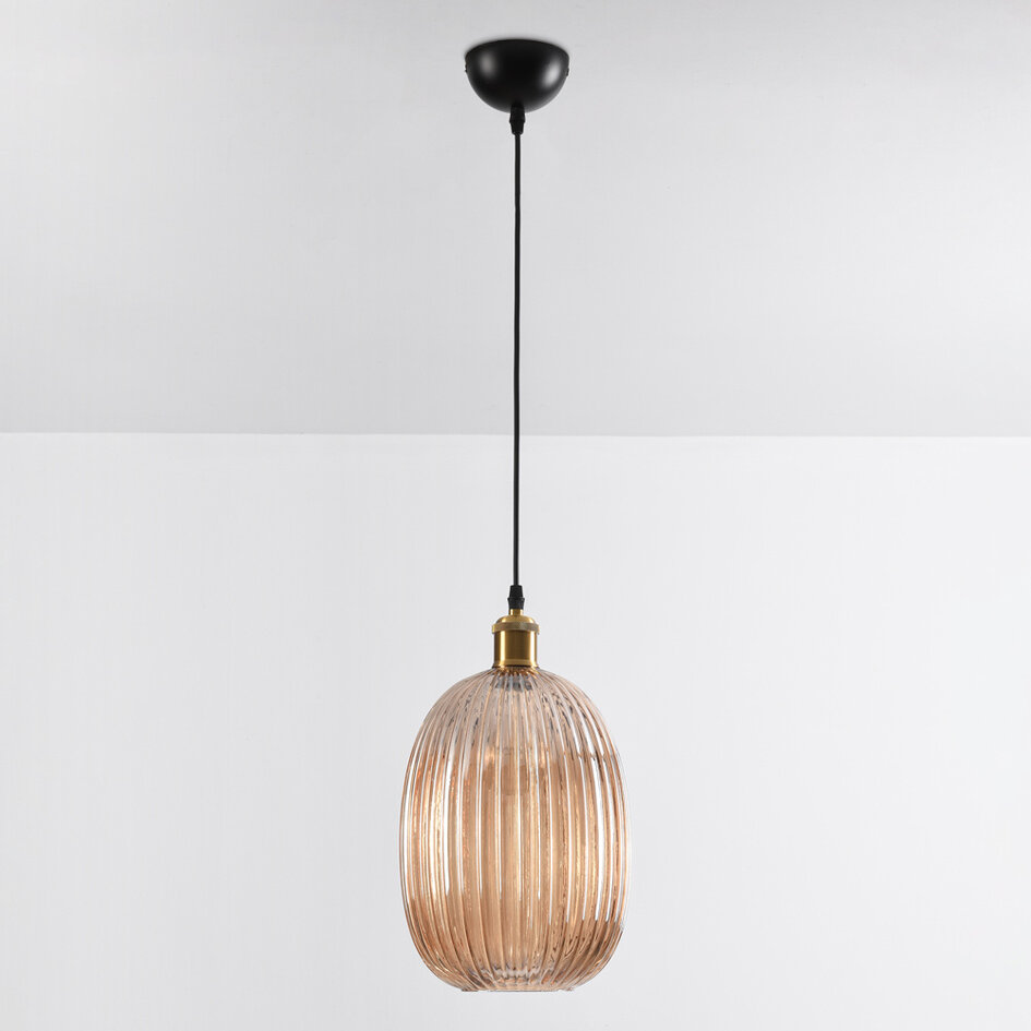 Pendellampa Riley av räfflat amberfärgat glas