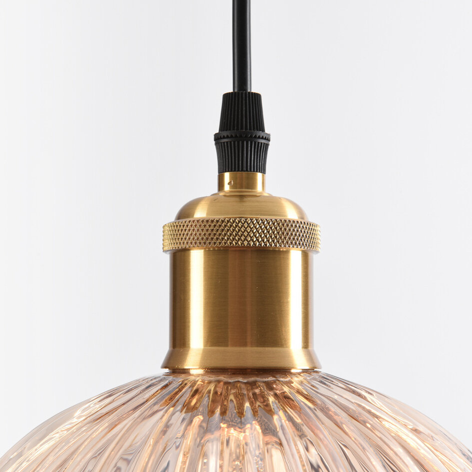 Pendellampa Riley av räfflat amberfärgat glas