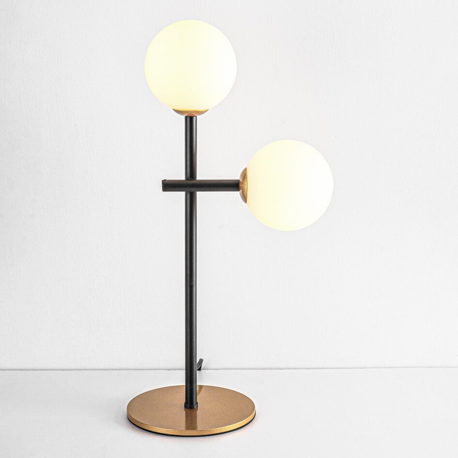 Bordslampa Chase med två lampor - mjölkvitt glas