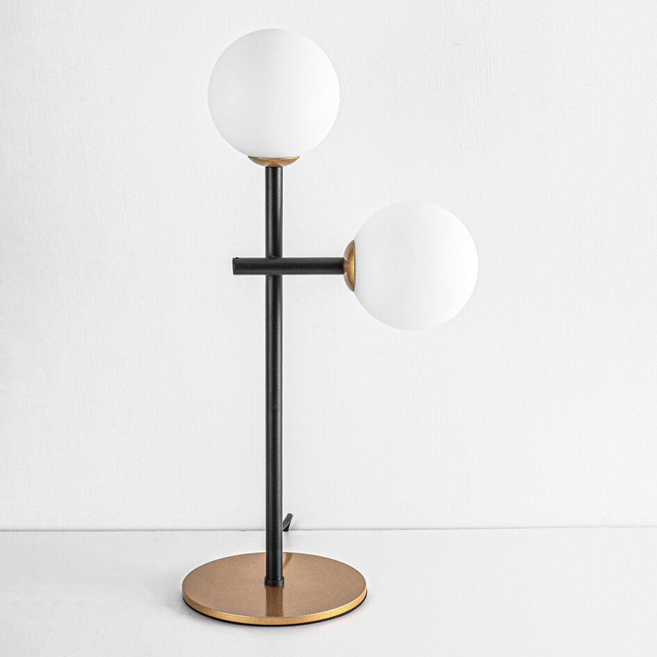 Bordslampa Chase med två lampor - mjölkvitt glas