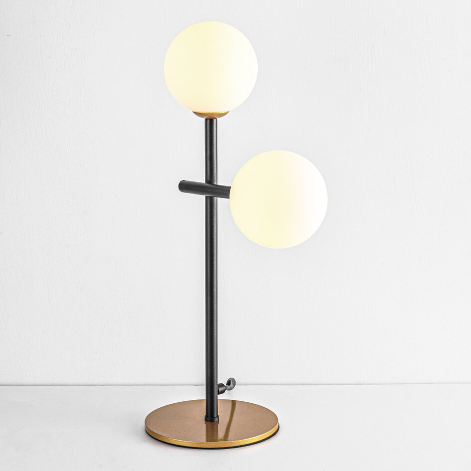 Bordslampa Chase med två lampor - mjölkvitt glas