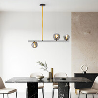 Designad pendellampa Danny med tre lampor och glaskulor