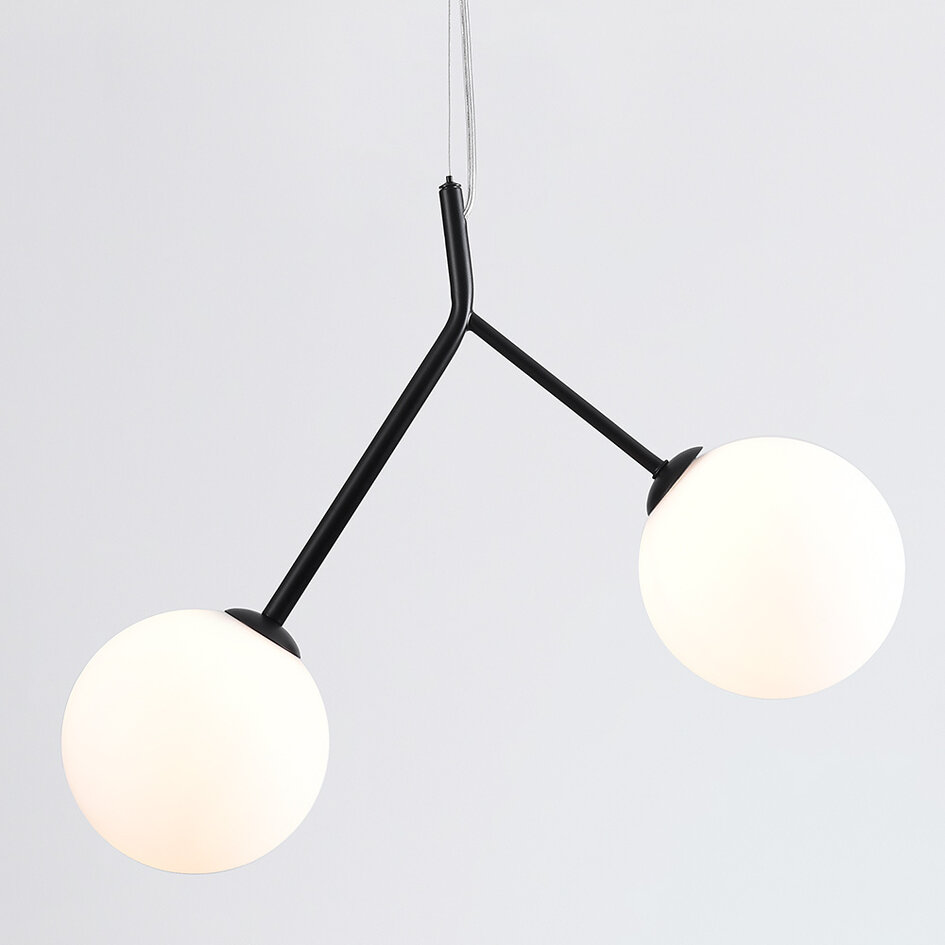 Asymmetrisk pendellampa Dexter med två lampor och glaskulor