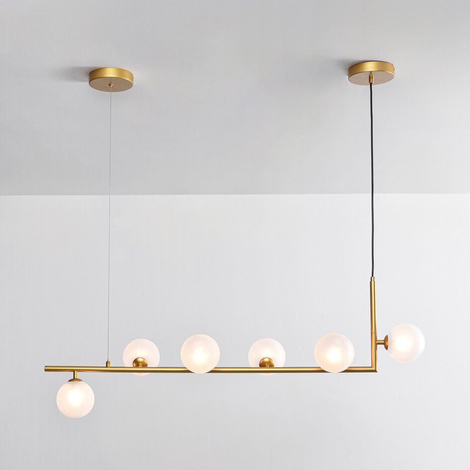 Designad pendellampa Marcus med sex lampor i L-form och mjölkvitt glas