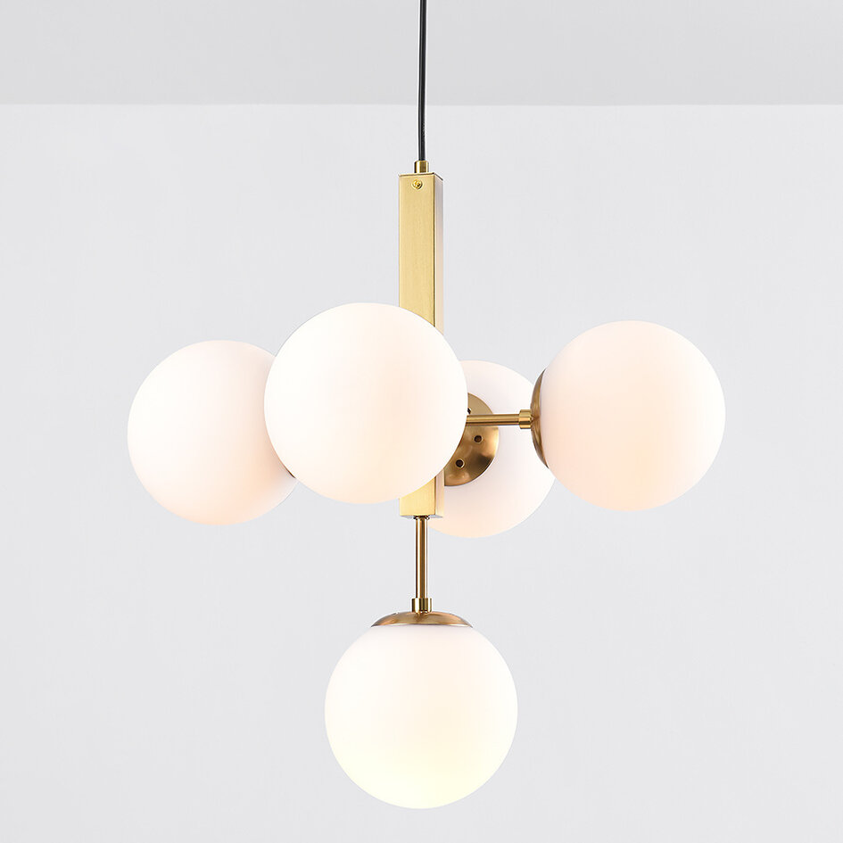 Modern pendellampa Kenji med fem lampor och glaskulor - guld