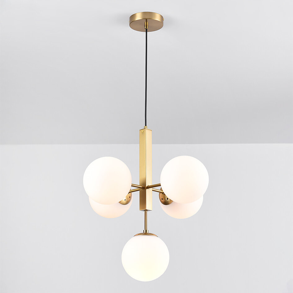 Modern pendellampa Kenji med fem lampor och glaskulor - guld