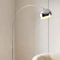 Böjd golvlampa Bowie i krom med svart marmor