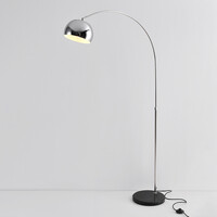 Böjd golvlampa Bowie i krom med svart marmor