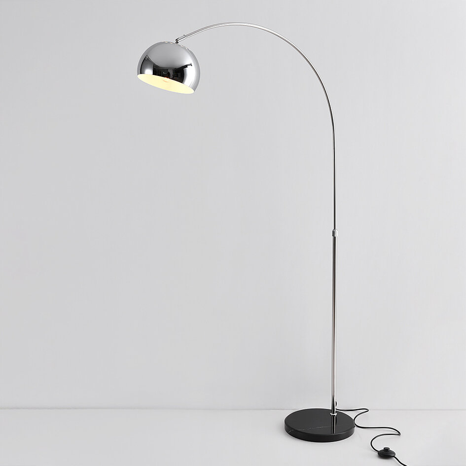 Böjd golvlampa Bowie i krom med svart marmor