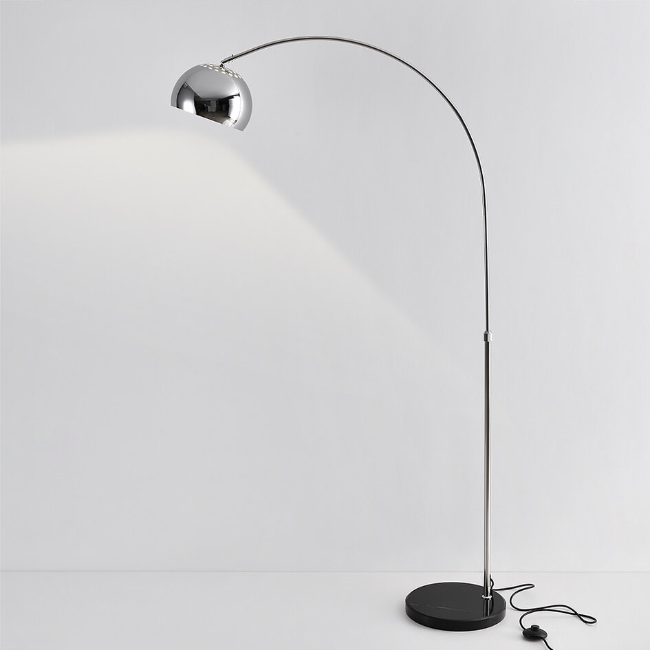 Böjd golvlampa Bowie i krom med svart marmor